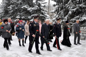 vozlozhenie-cvetov-k-pamyatniku-pogibshim-sotrudnikam-organov-vnutrennix-del_novyj-razmer